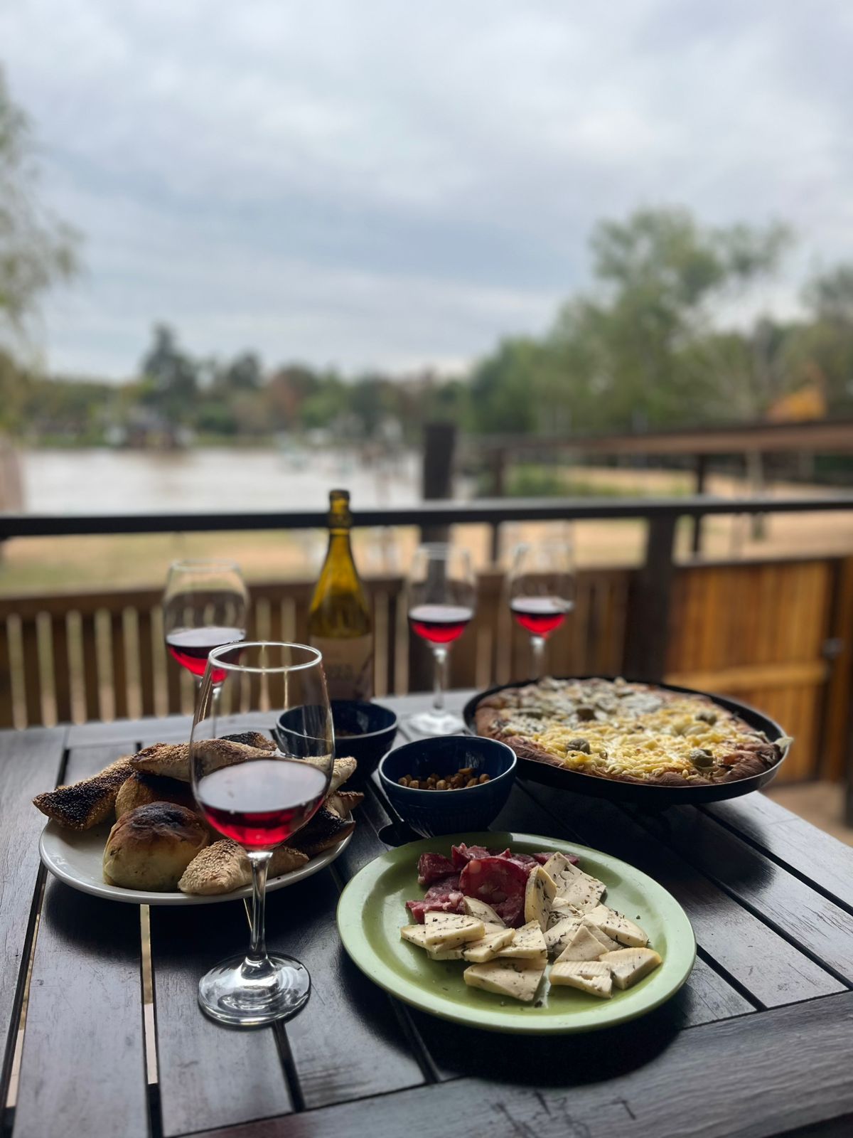 Almuerzo desde el balcon - vista al rio